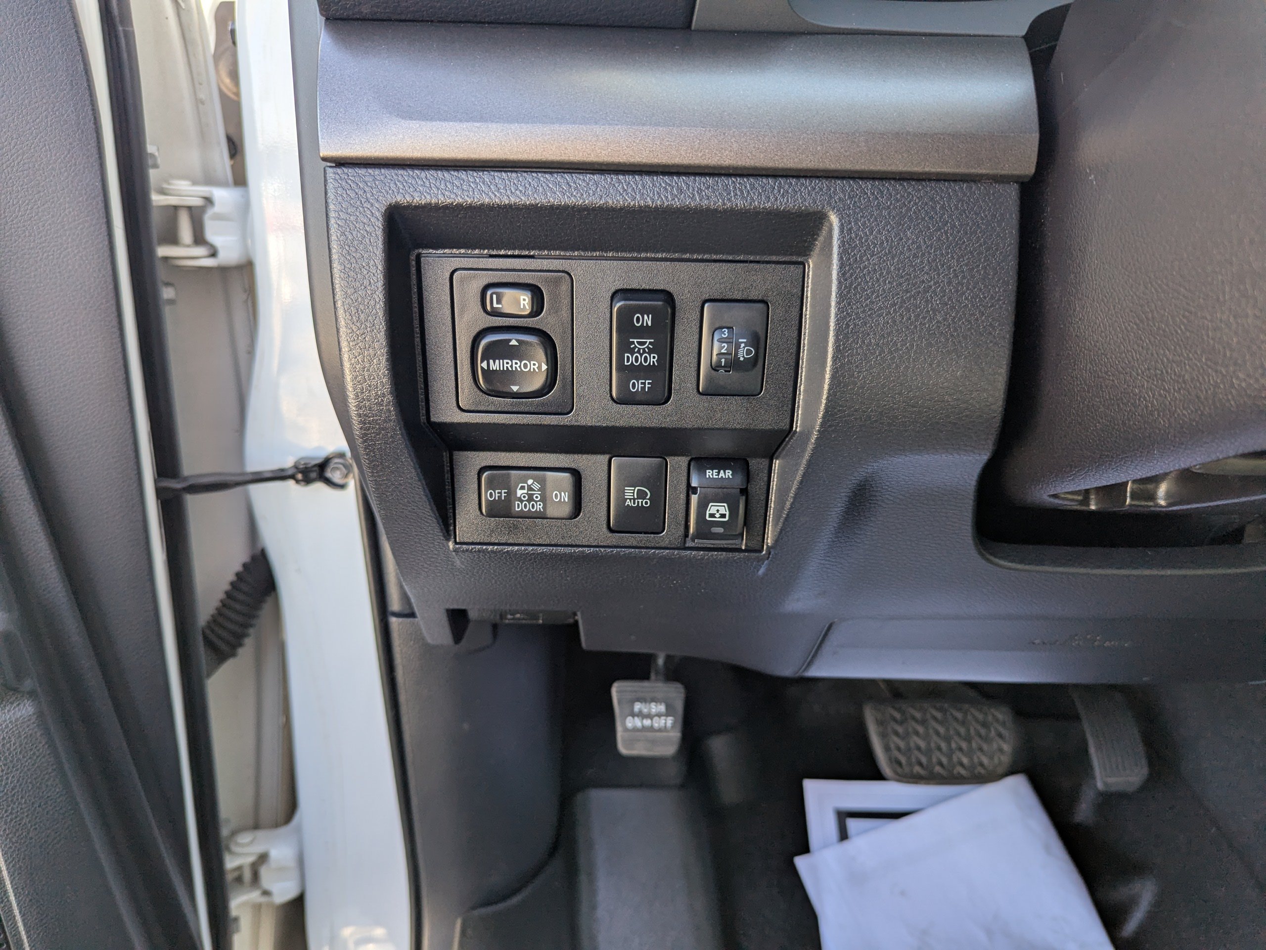 Used 2018 White Toyota SR5 image 14
