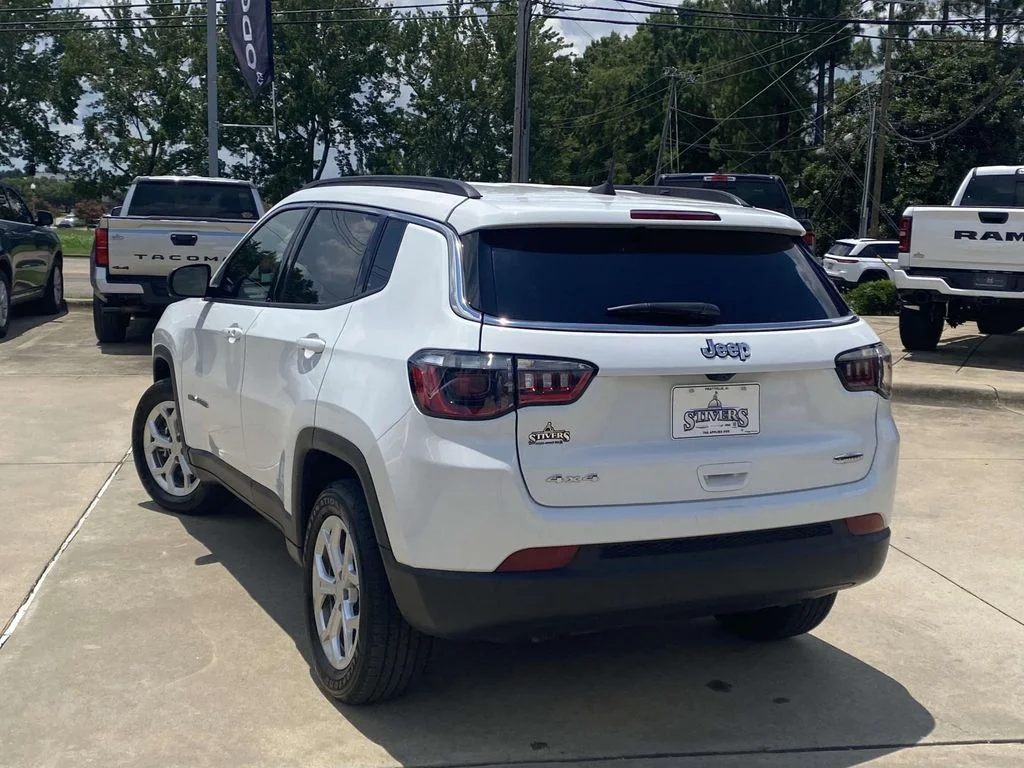 Used 2024 White Jeep Latitude image 7
