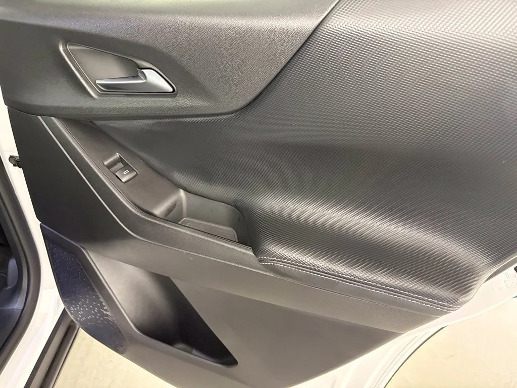 New 2027 Summit White Chevrolet LT image 40