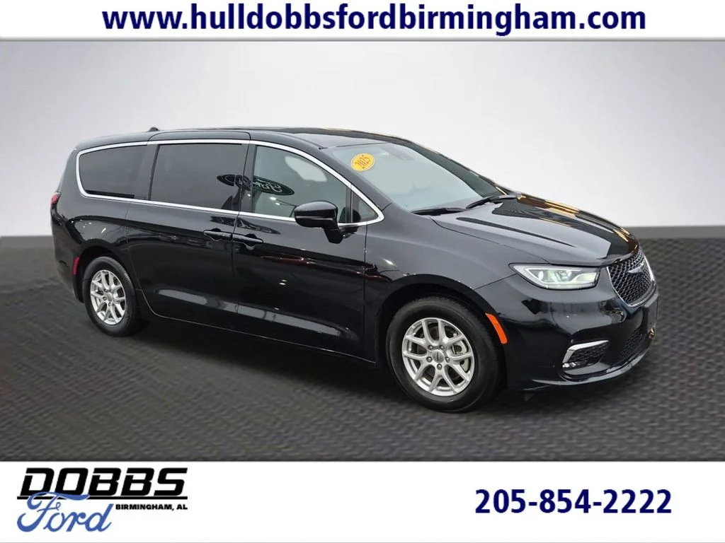 2025 Chrysler Pacifica Select's photo