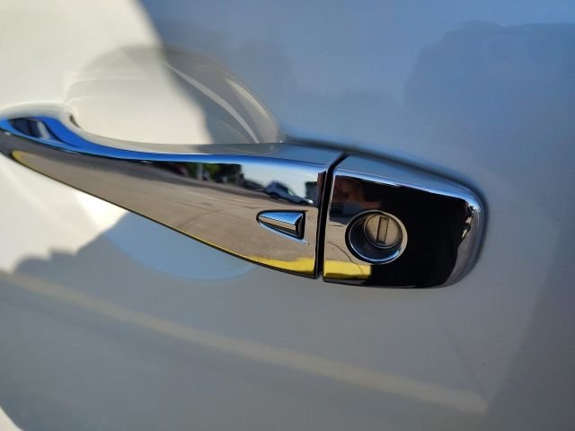 Used 2020 White Nissan Platinum image 10