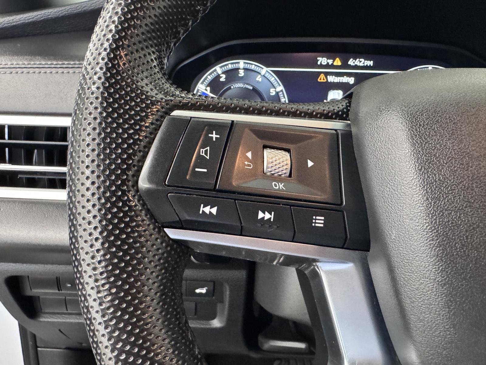 Used 2023 White Diamond Mitsubishi SE Black Edition image 19