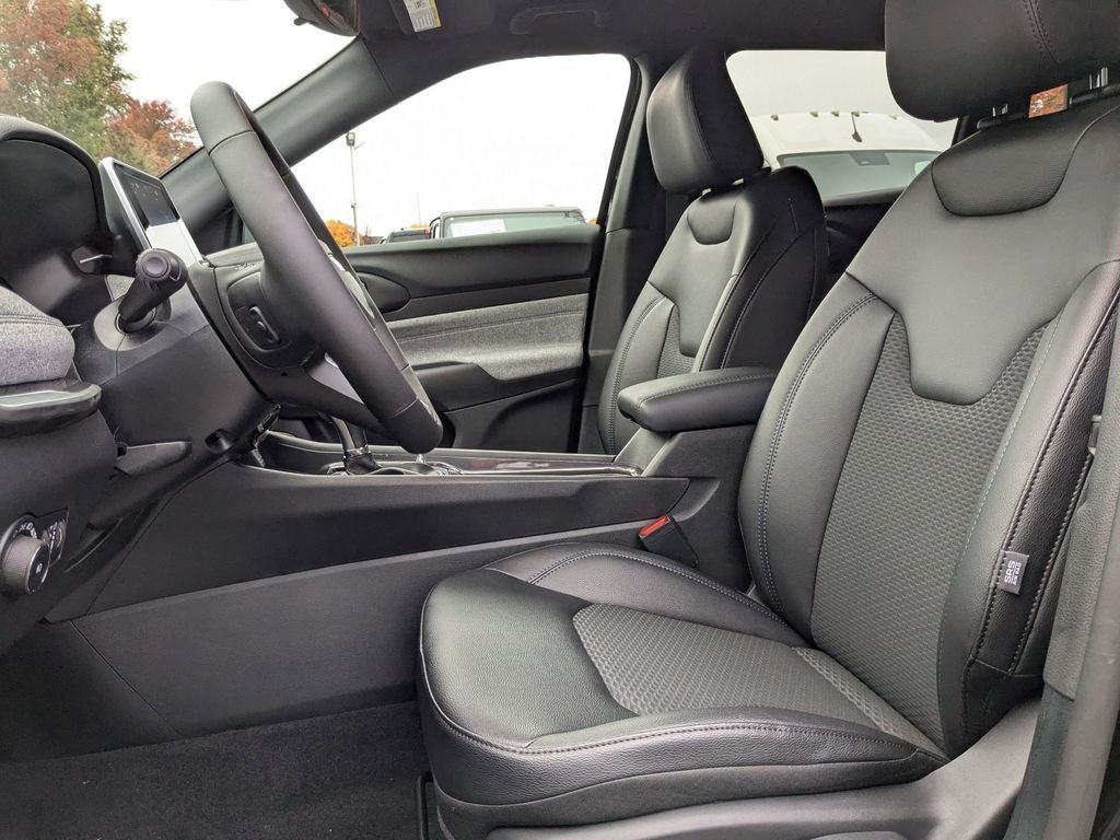 Used 2026 Diamond Black Crystal Pearlcoat Jeep Latitude image 12