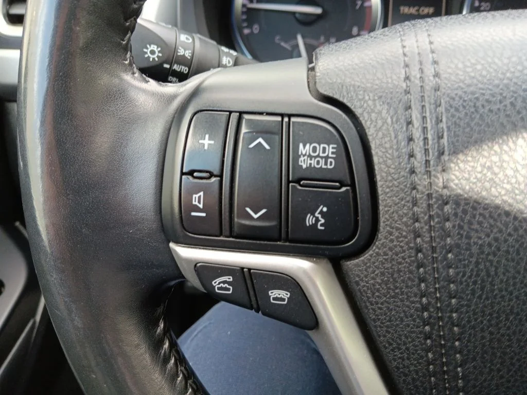 Used 2015 Attitude Black Metallic Toyota XLE V6 image 20