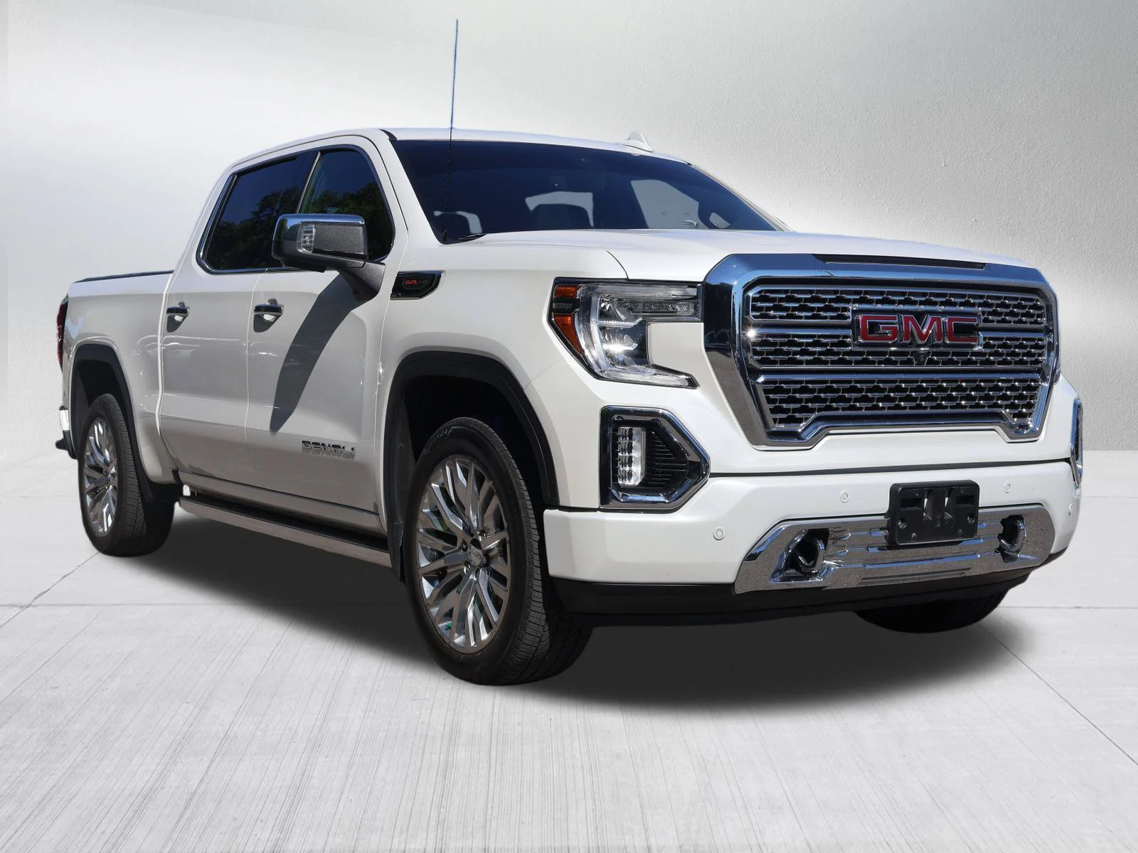 Used 2019 White Frost Tricoat GMC Denali image 1