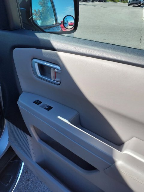 Used 2013 Silver Honda EX-L image 24