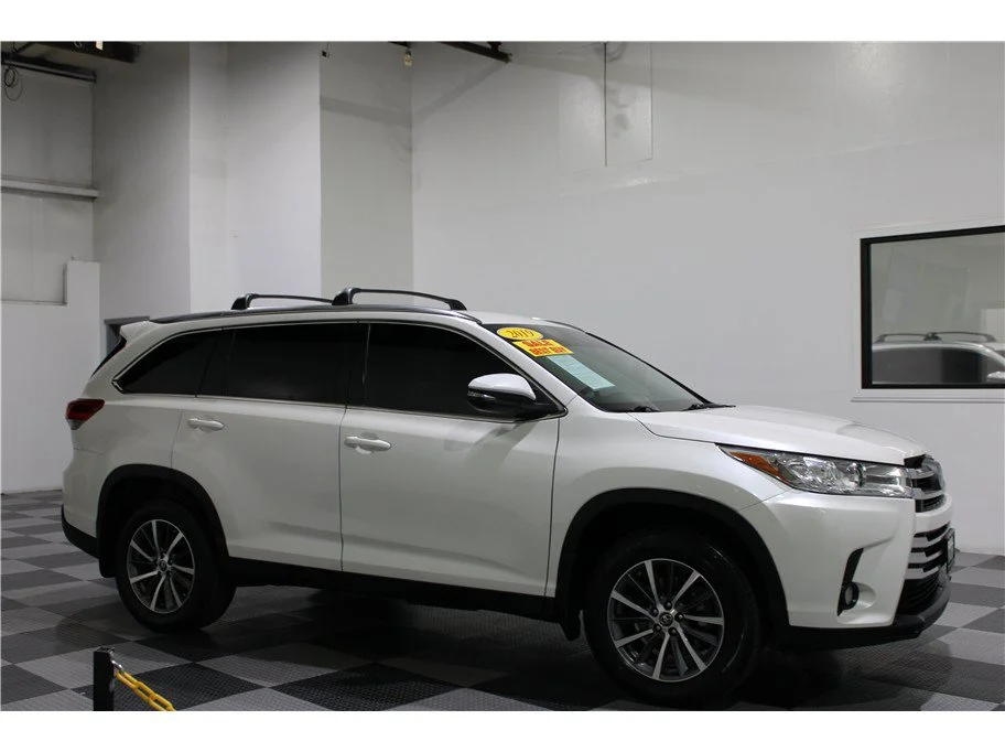 Used 2019 White Toyota XLE Sport Utility 4D image 1