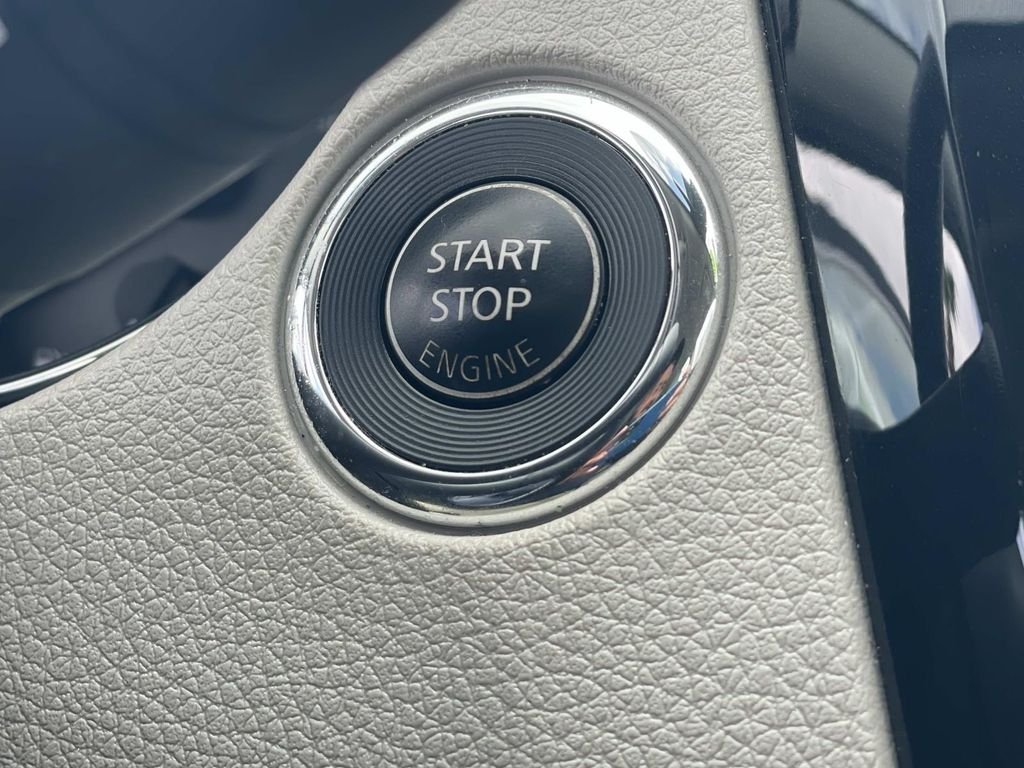 Used 2022 White Nissan SL image 14