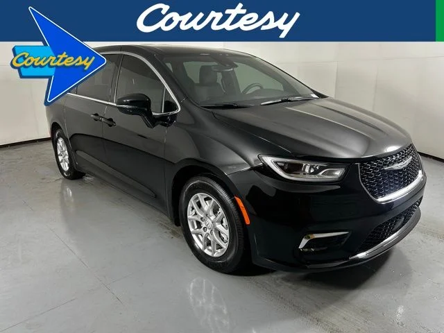 2026 Chrysler Pacifica Select's photo
