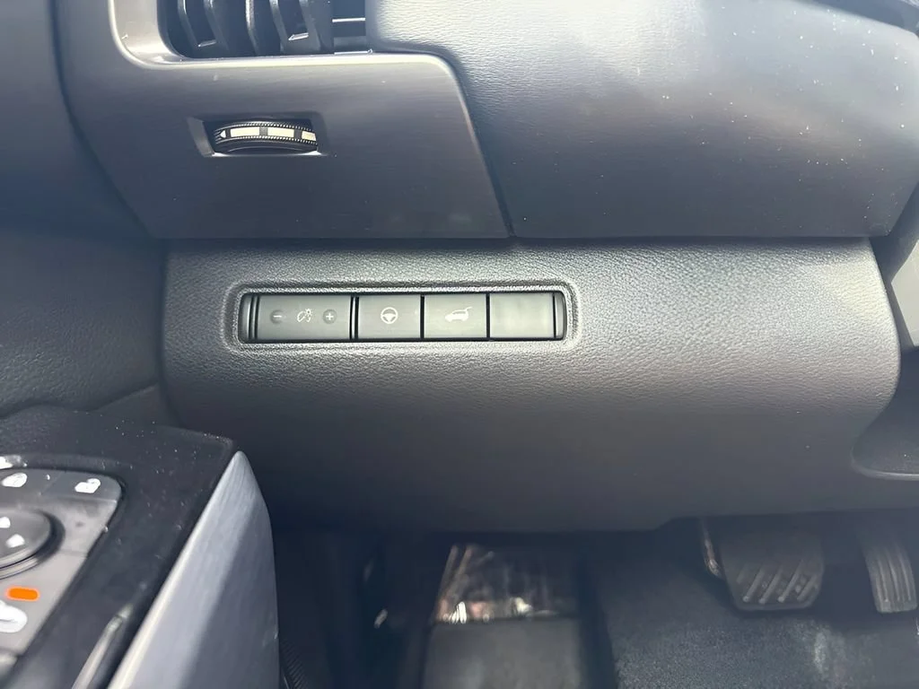 Used 2022  Nissan SL image 19