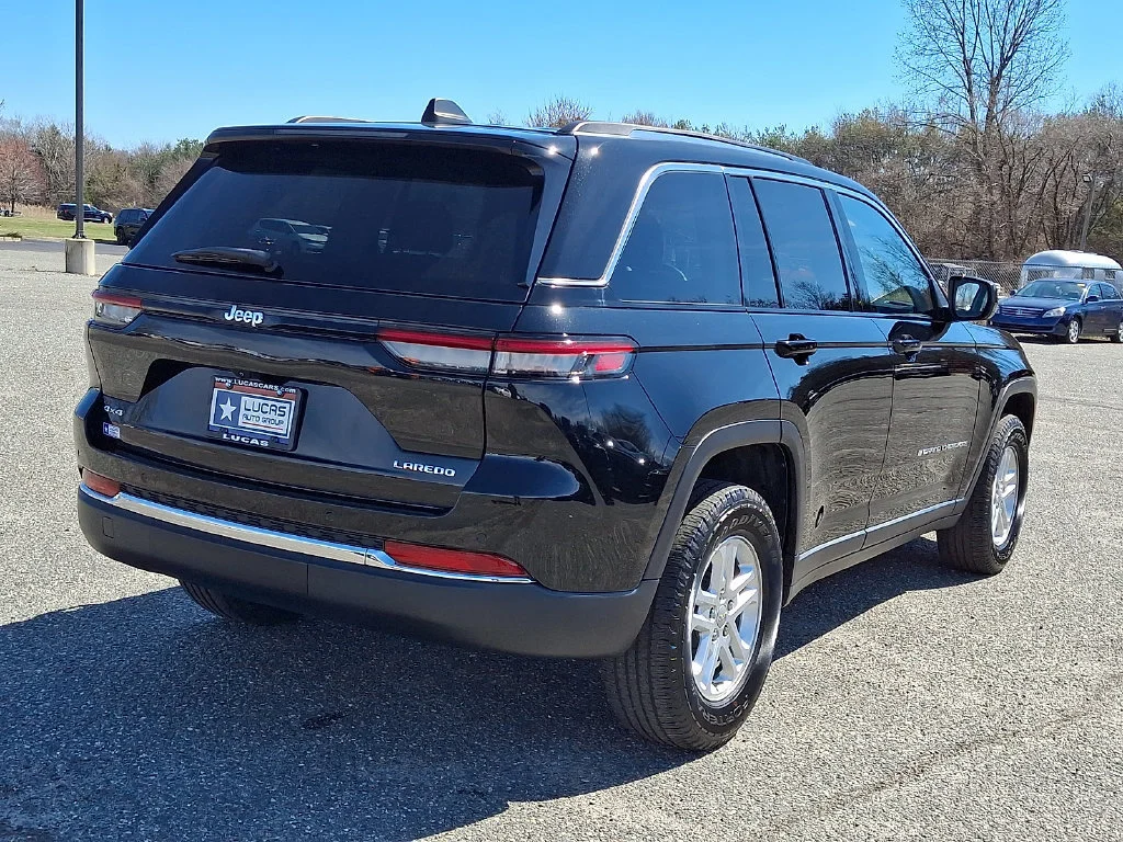 Used 2023 Diamond Black Crystal Pearlcoat Jeep Laredo image 11