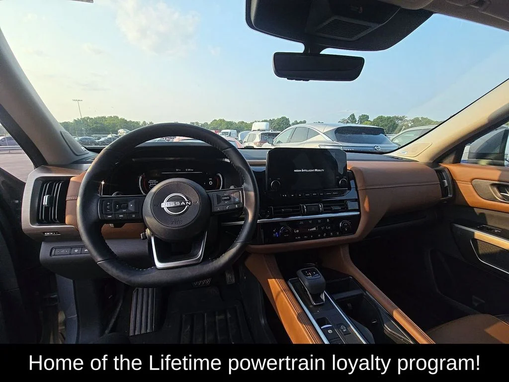 Used 2025 Gray Nissan Platinum image 5