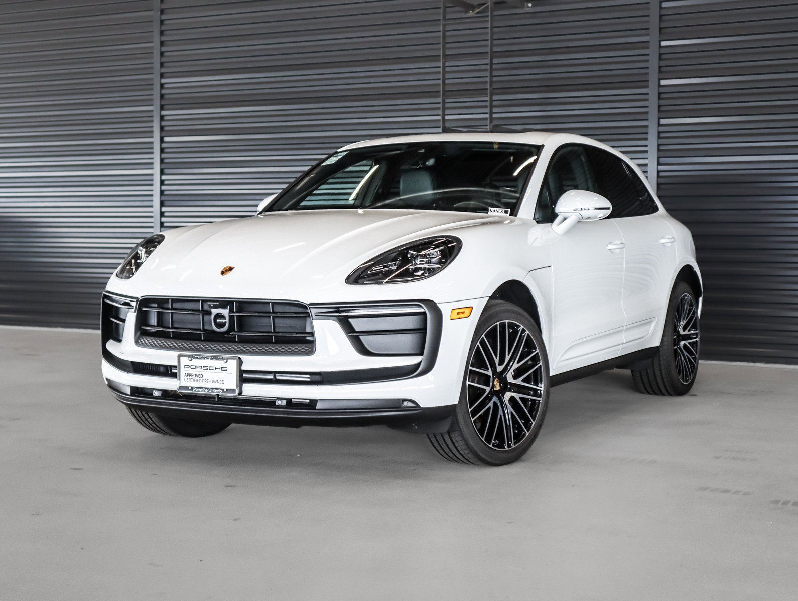 2025 Porsche Macan's photo