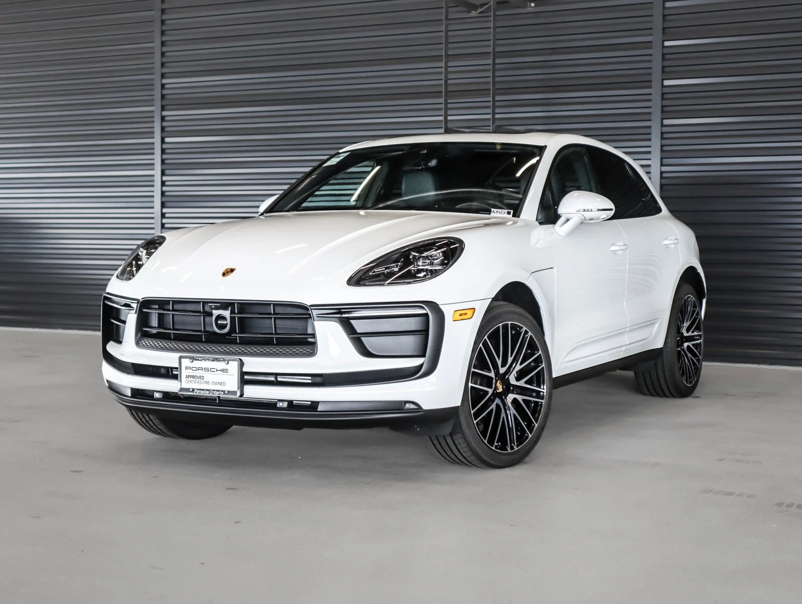2025 Porsche Macan's photo