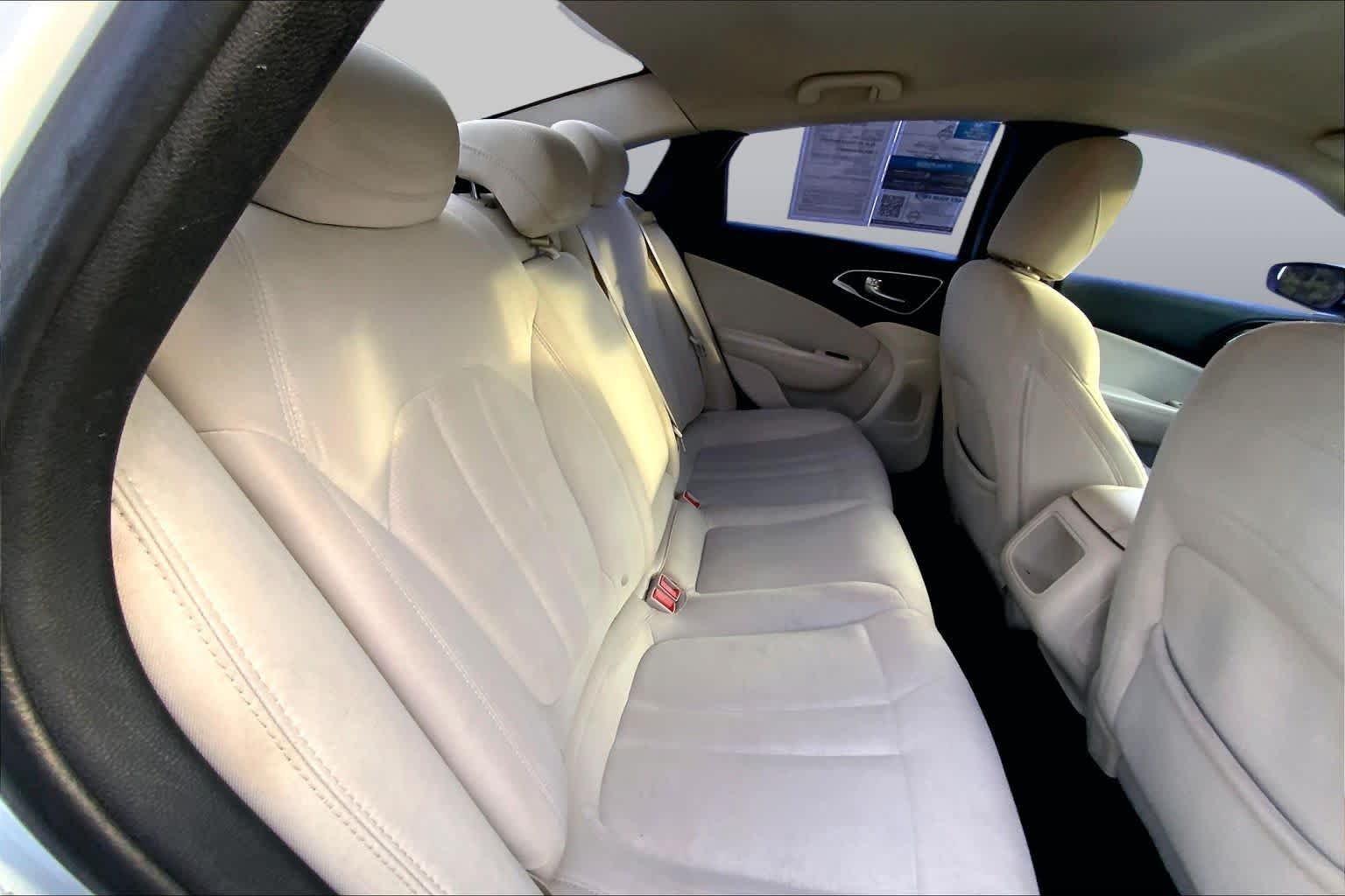 Used 2015 Bright White Clearcoat Chrysler Limited image 16