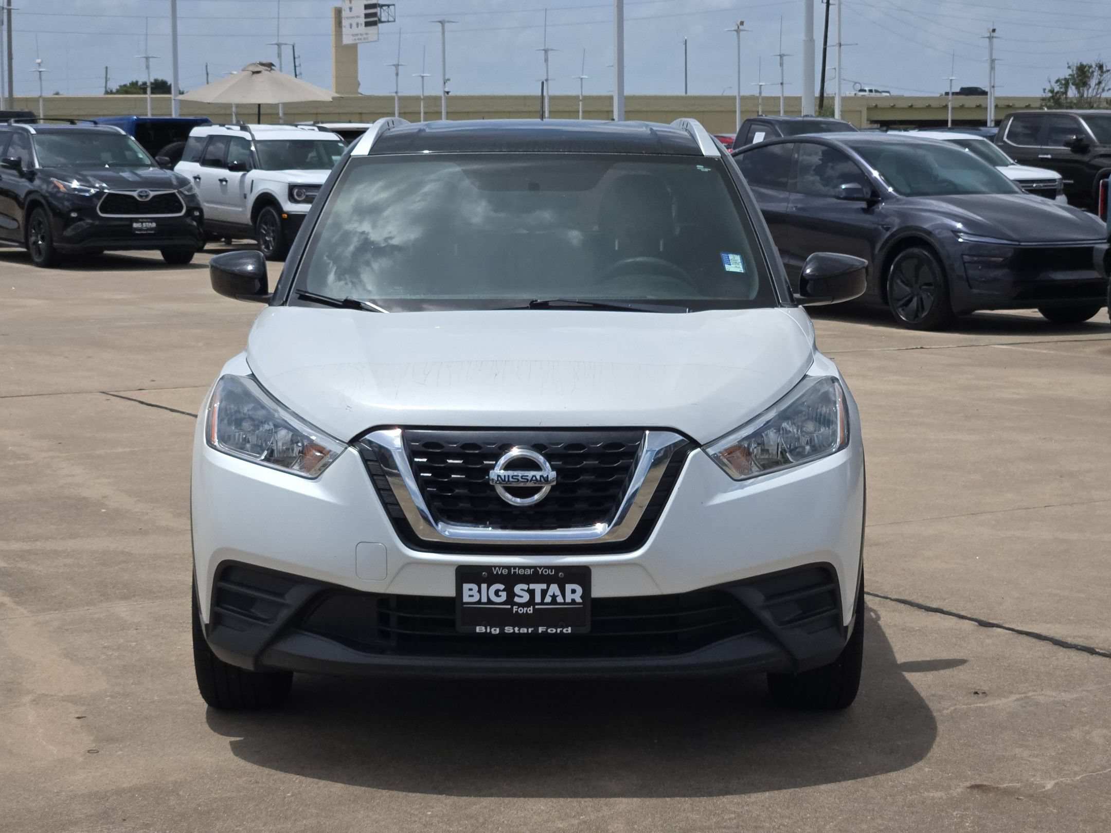 Used 2018 Aspen White / Super Black Nissan SV image 8