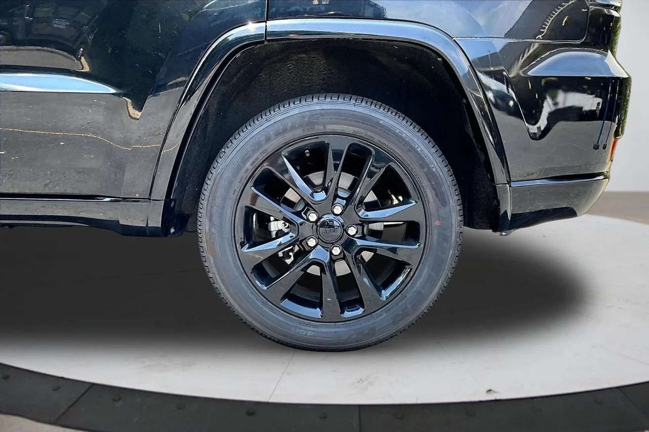 Certified Used 2018 Black Jeep Altitude image 35
