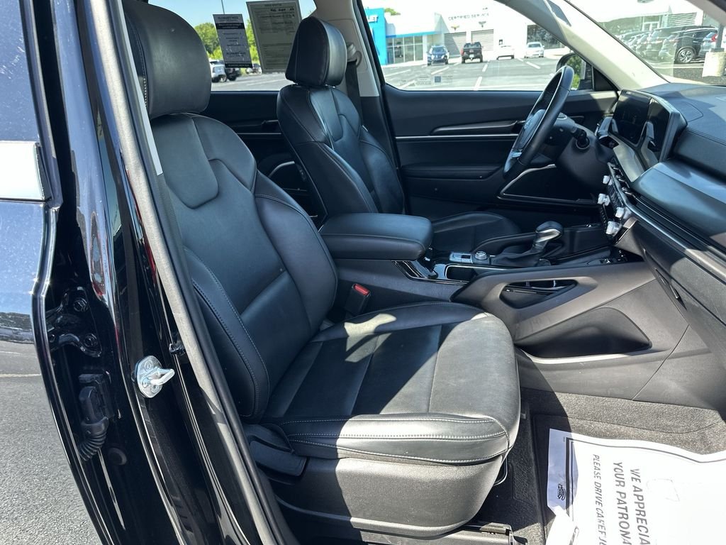 Used 2024 Black Kia S image 32