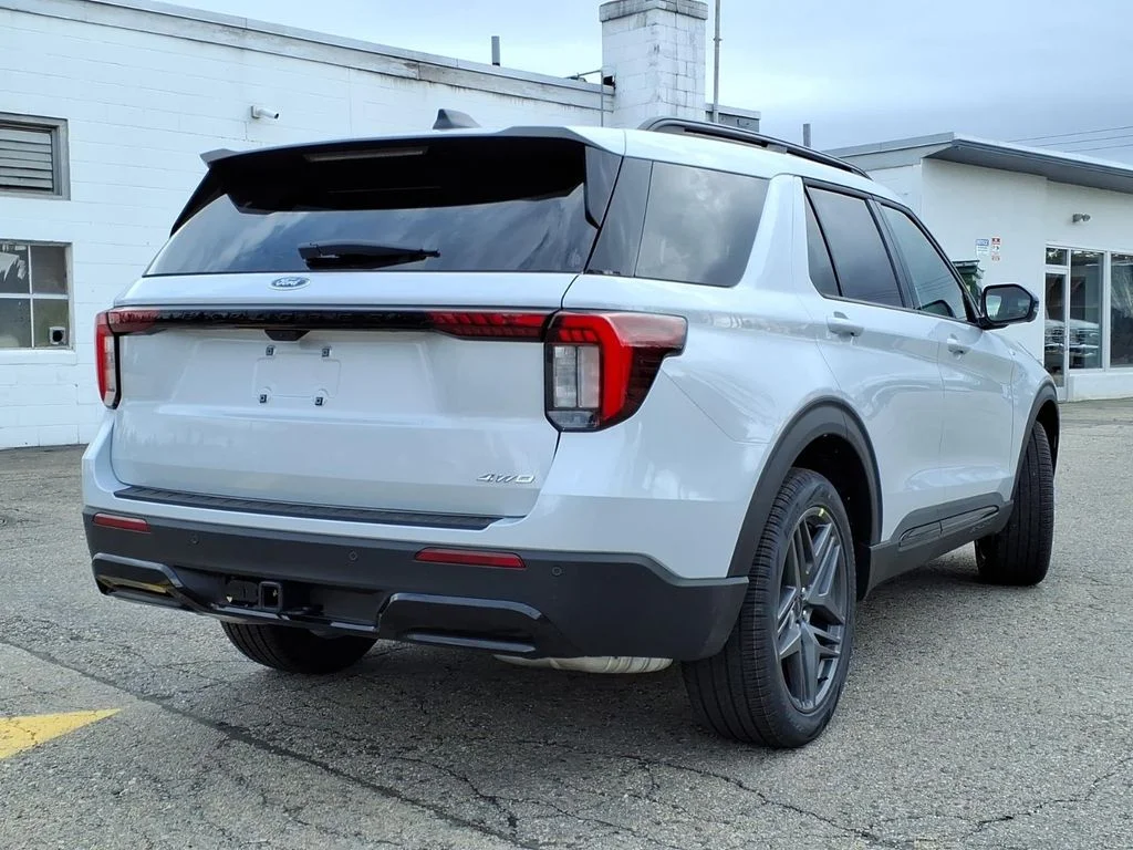 New 2026 Space White Metallic Ford ST-Line image 4
