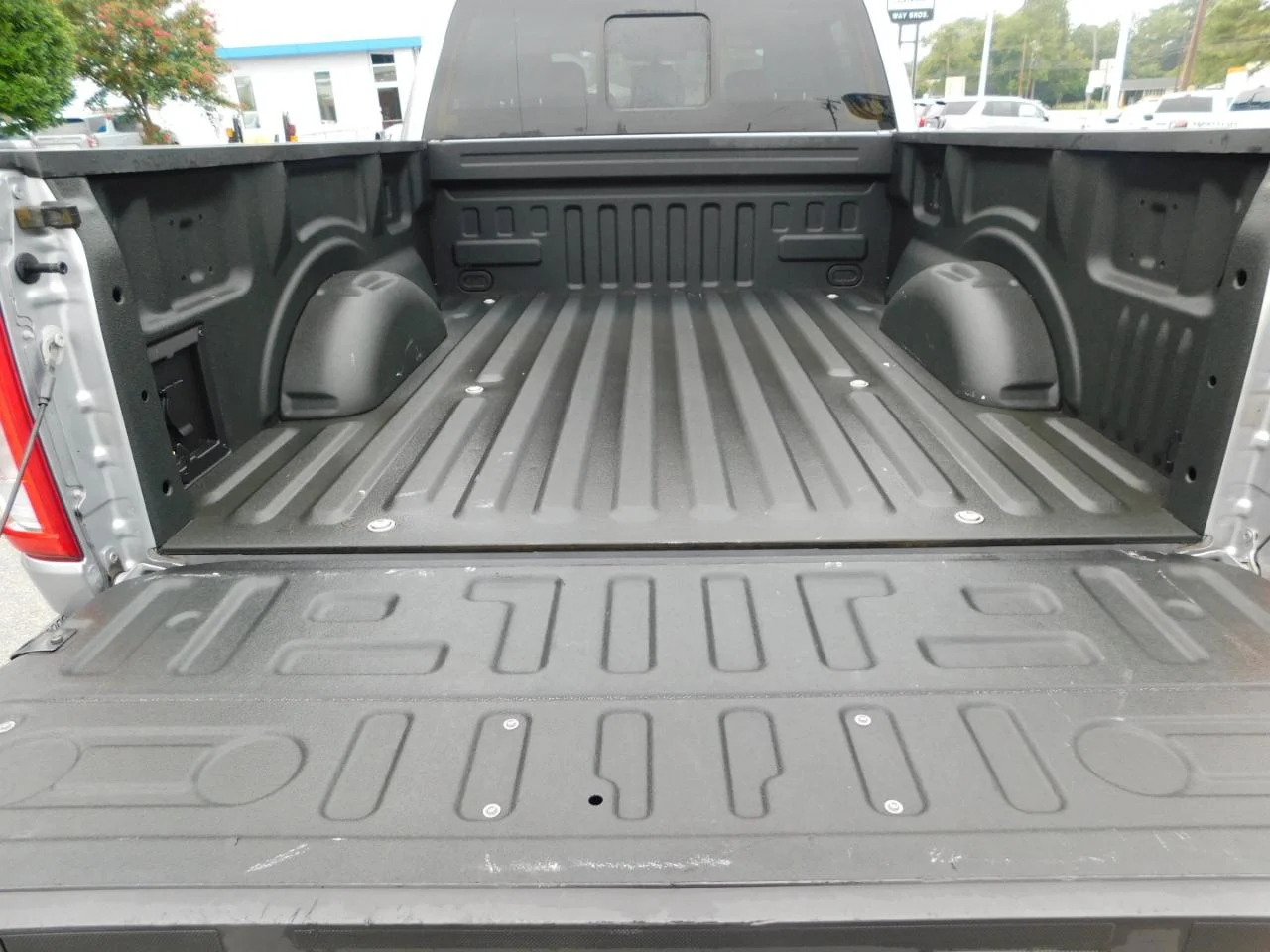 Used 2023 Iconic Silver Metallic Ford LARIAT 4WD SUPERCREW 6.5 ft image 8