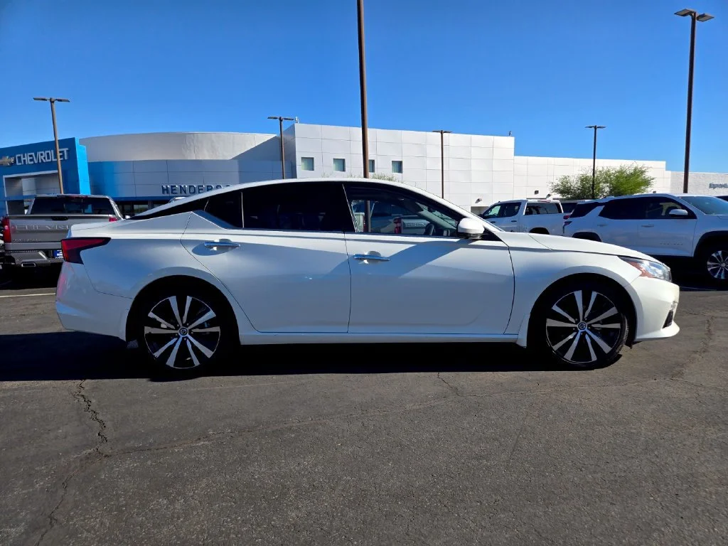 Used 2022 Pearl White Trico Nissan 2.5 Platinum image 7