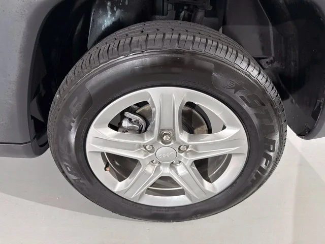 Used 2024 Gray Jeep Latitude image 6