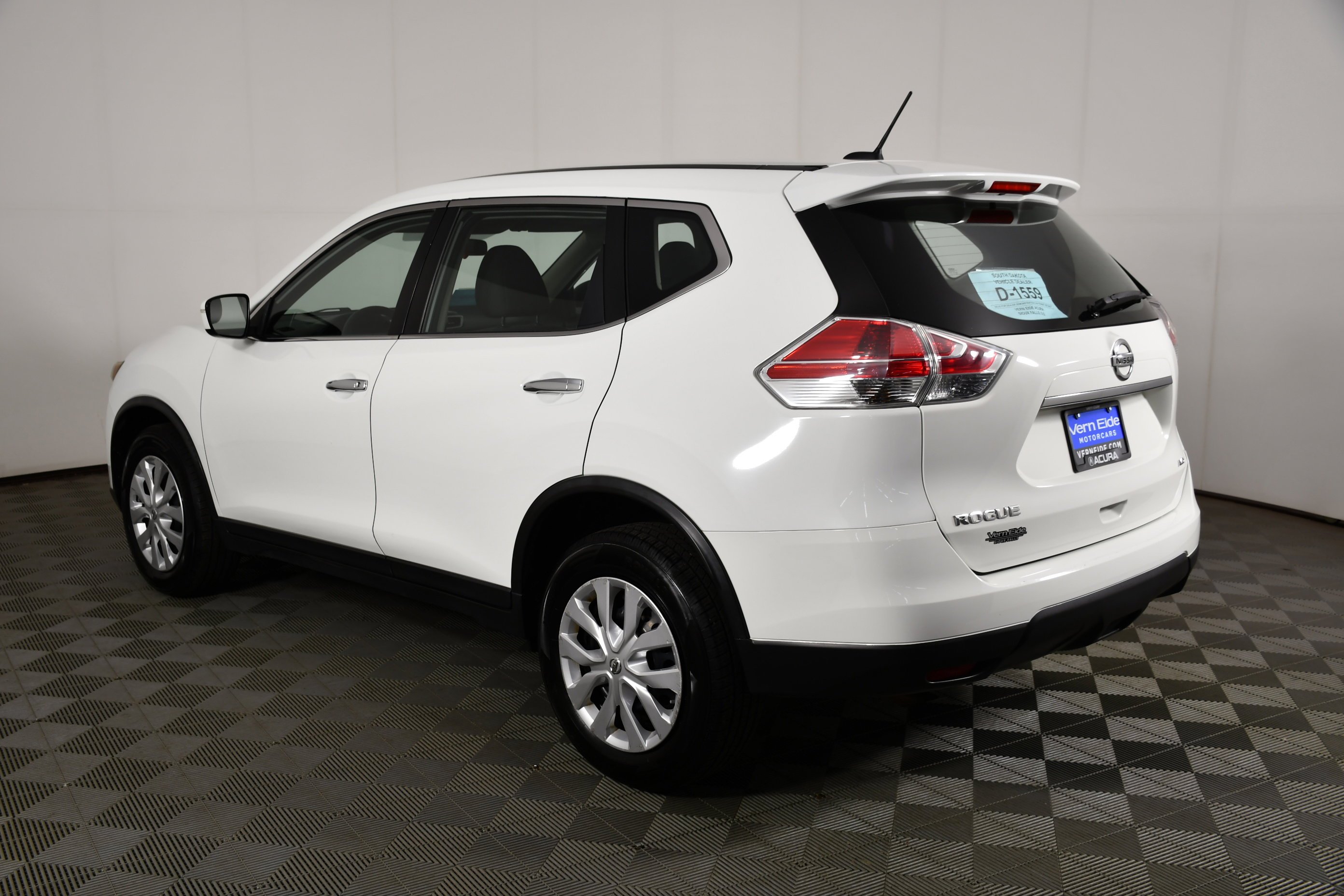 Used 2015 Glacier White Nissan S image 8