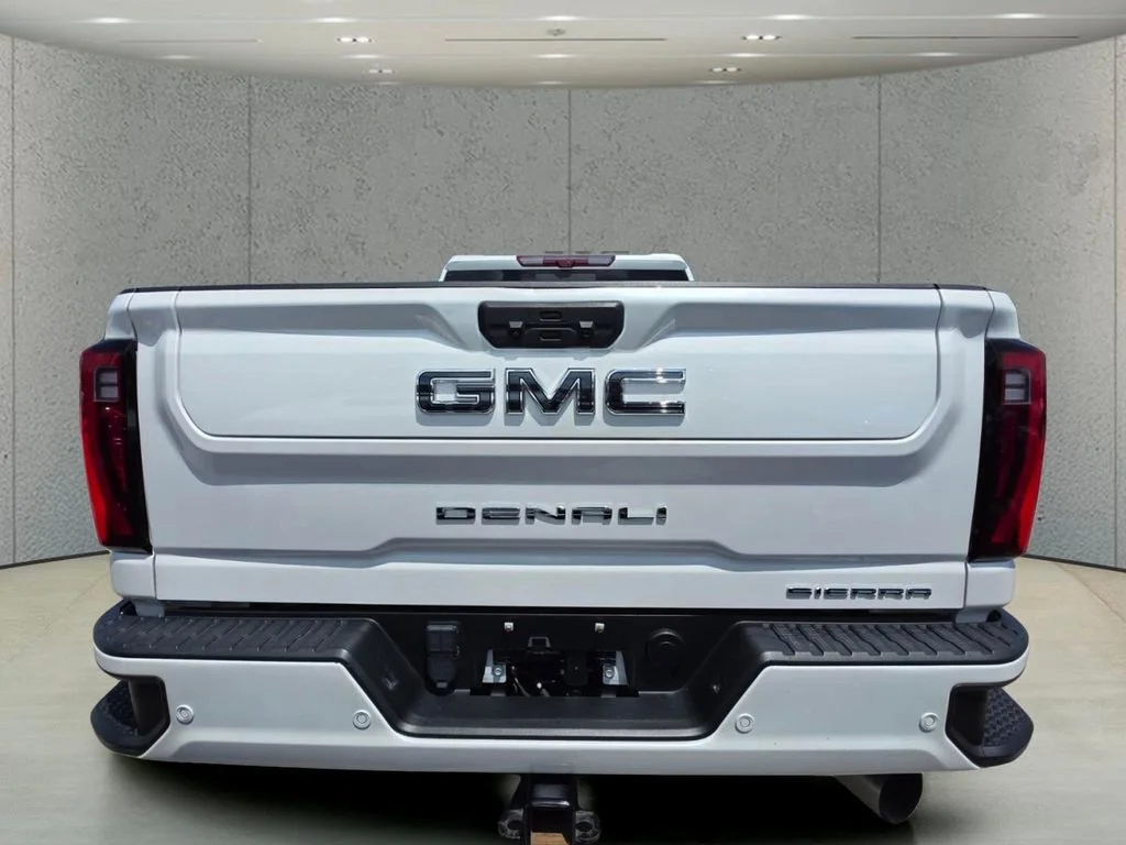 Used 2024 White Frost Tricoat GMC Denali Ultimate image 4