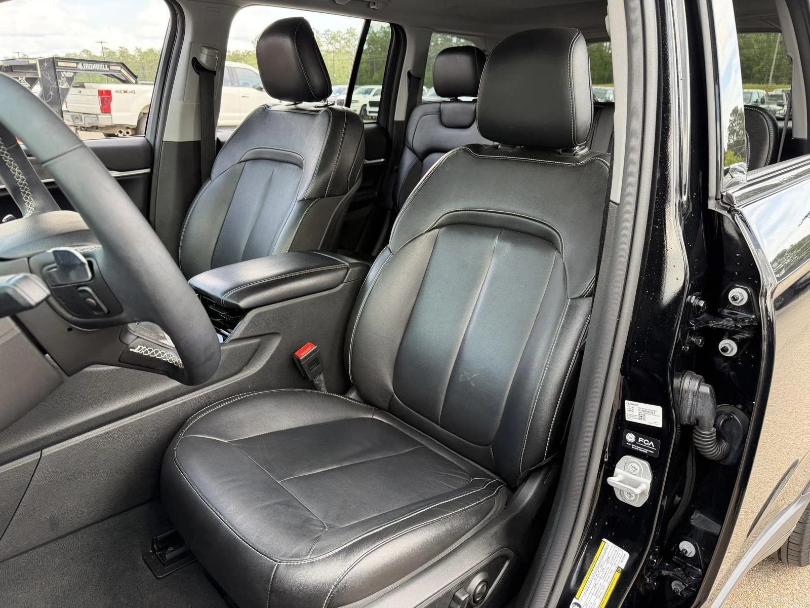 Used 2023 Diamond Black Crystal Pearlcoat Jeep Limited image 17