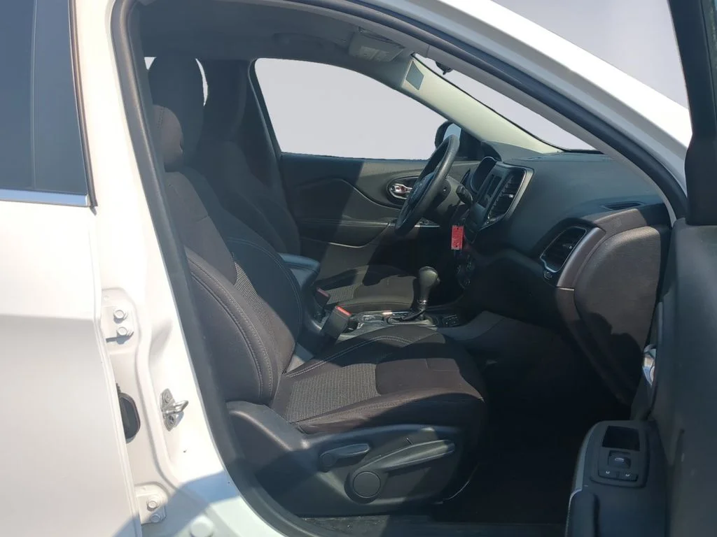 Used 2019 White Jeep Latitude image 19