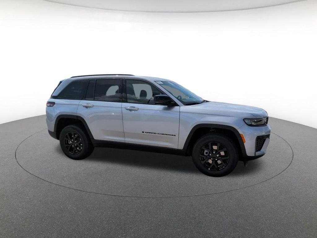 New 2026 Silver Zynith Exterior Paint Jeep Laredo image 3