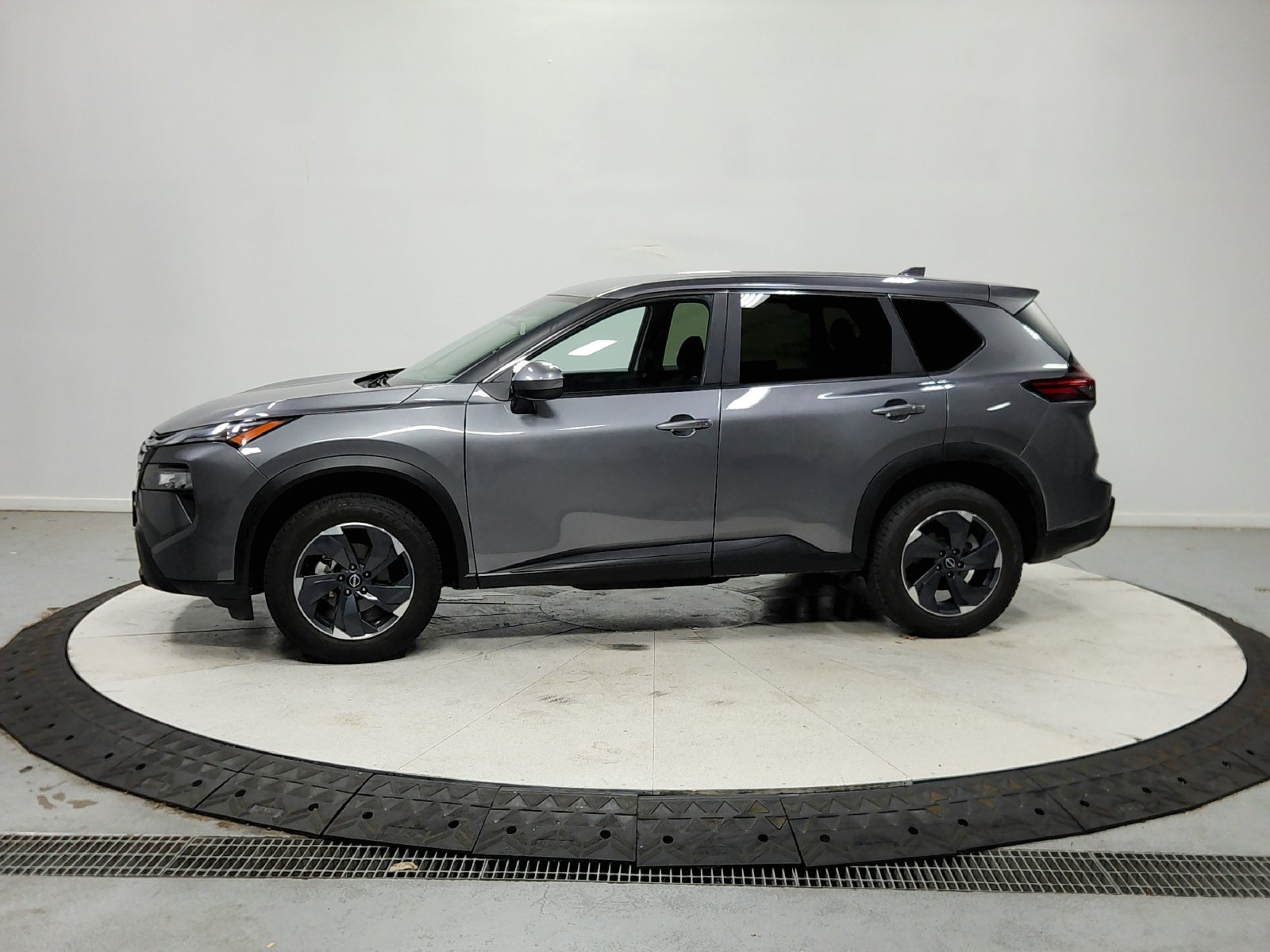 Used 2025 Gray Nissan SV image 5