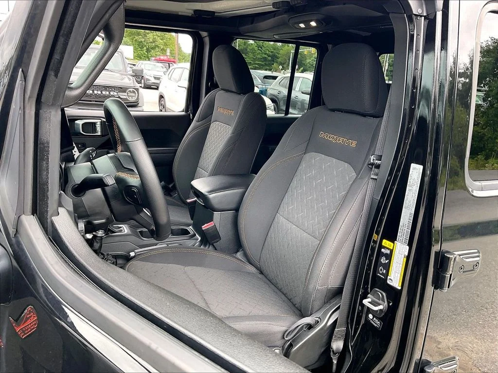 Used 2024 Black Clearcoat Jeep Mojave image 9