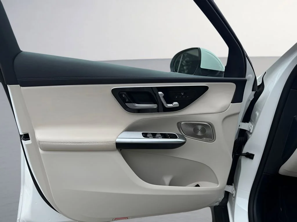 Used 2023 White Mercedes-Benz GLC 300 image 28