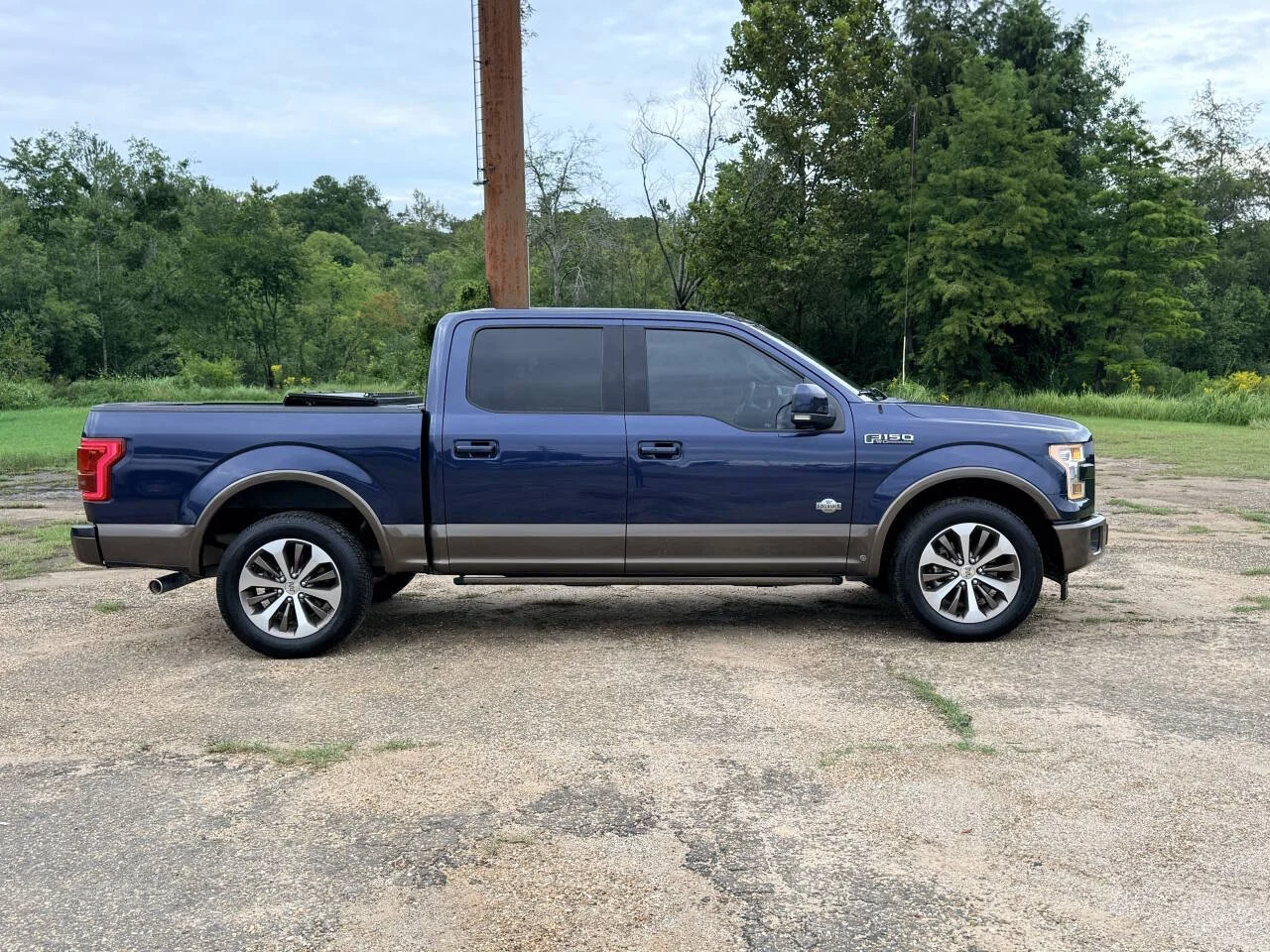 Used 2017 Blue Ford King Ranch 4x2 4dr SuperCrew 5.5 ft. SB image 6