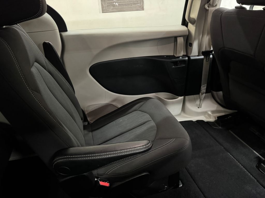 2023 Chrysler Voyager LX - Photo 16