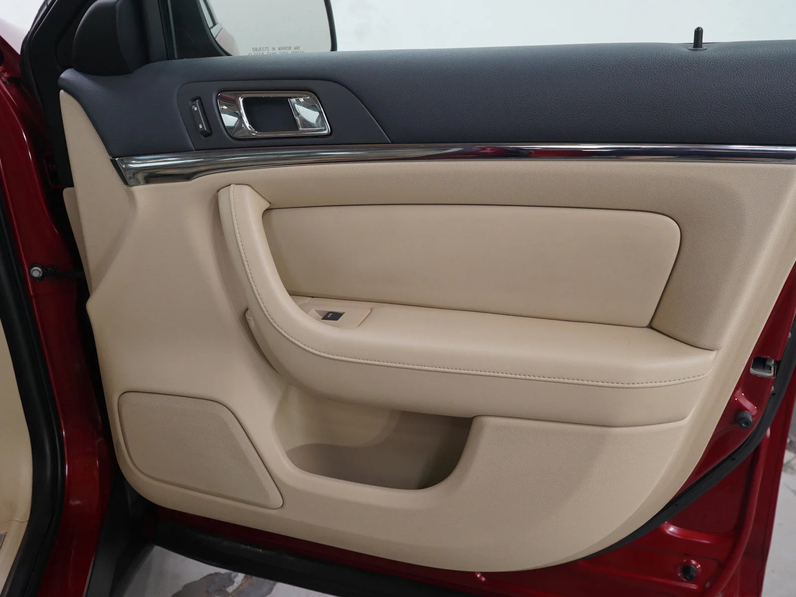 Used 2009 Sangria Red Clearcoat Metallic Lincoln  image 9