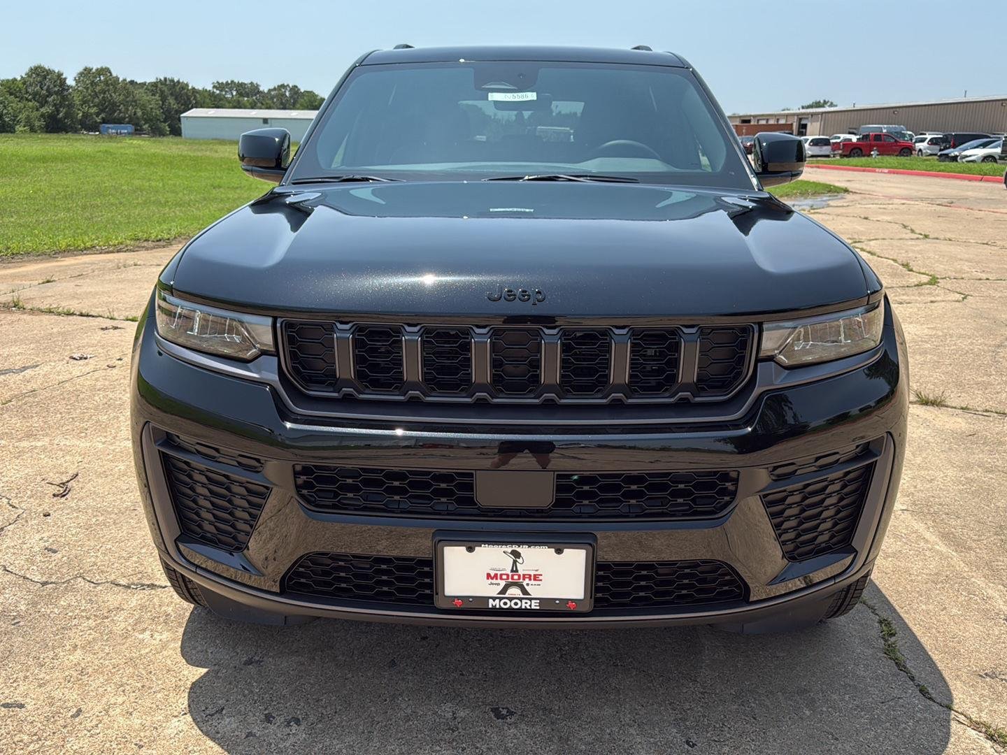 New 2026 Diamond Black Crystal Pearl-Coat Exterior Paint Jeep Laredo Altitude image 2