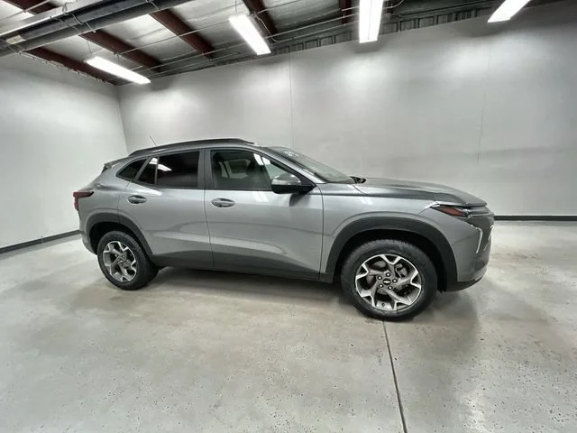 2025 Chevrolet Trax LT - Photo 9