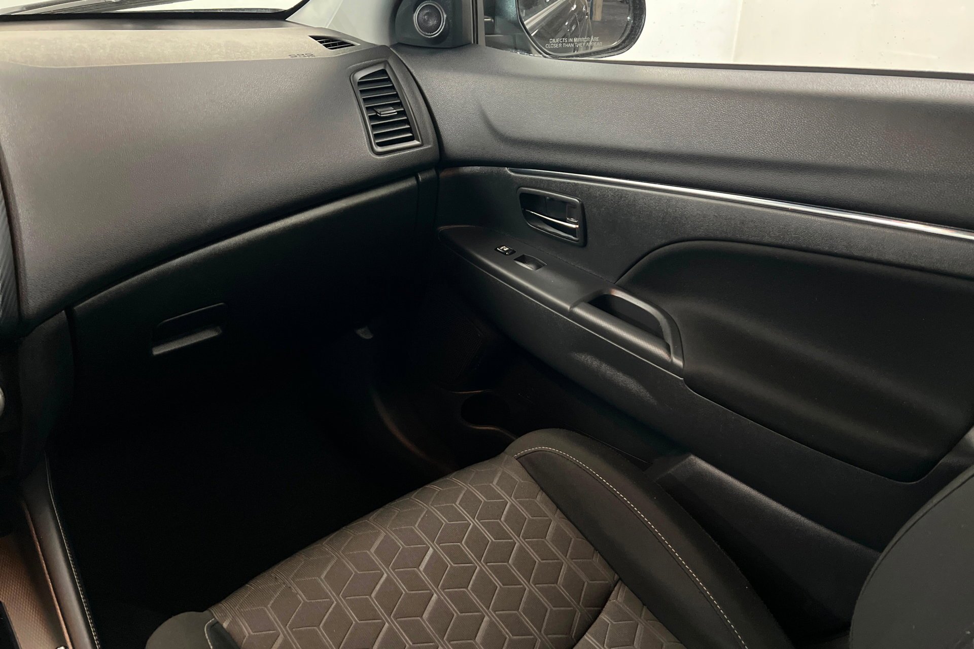 Used 2025 Silver Mitsubishi 2.0 ES image 11