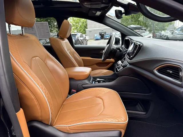 Used 2022 Black Chrysler Pinnacle image 16