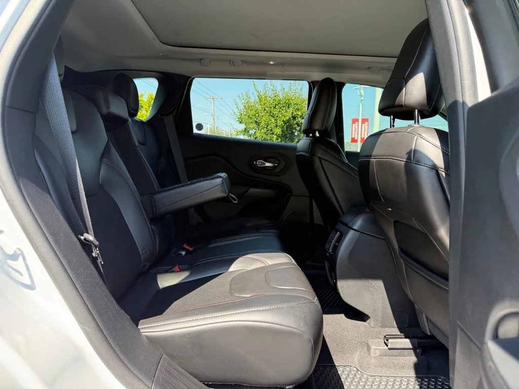 Used 2019 Bright White Clearcoat Jeep Trailhawk image 18