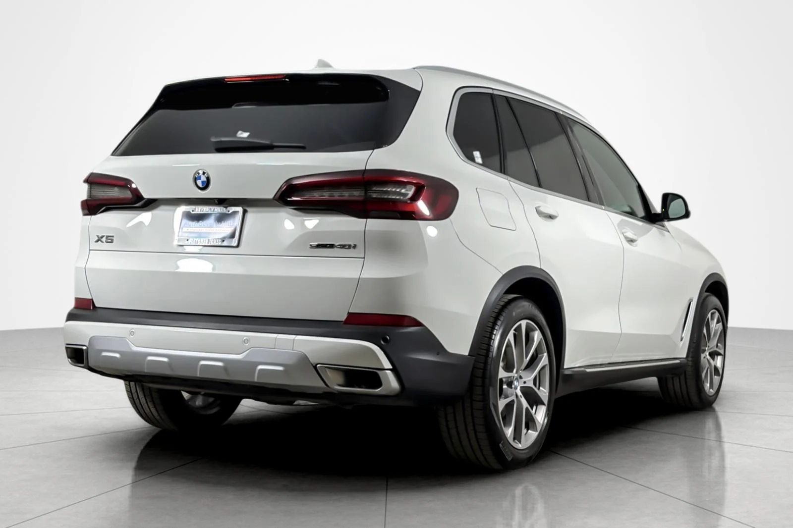 Used 2023 Alpine White BMW sDrive40i Sports Activity Vehicle image 5