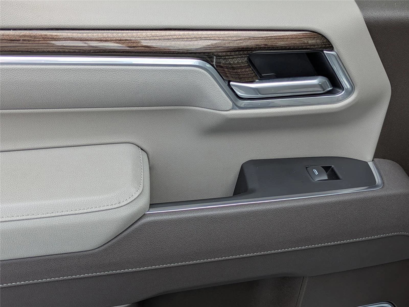 Used 2025 Sterling Gray Metallic Chevrolet RST image 28