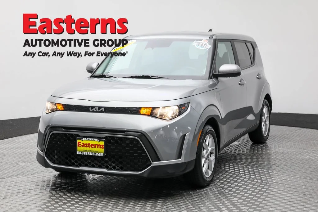 Used 2023  Kia LX image 1