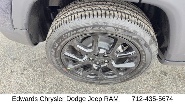 New 2026 Fathom Blue Pearl-Coat Exterior Paint Jeep Latitude image 11