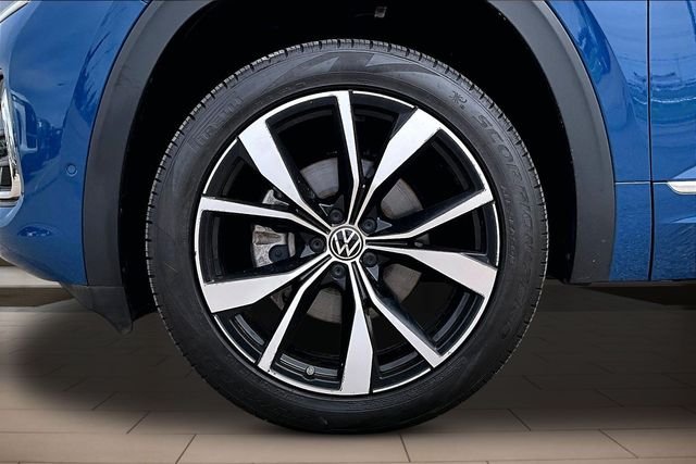 Used 2025 Blue Volkswagen 2.0T SEL Premium R-Line image 9