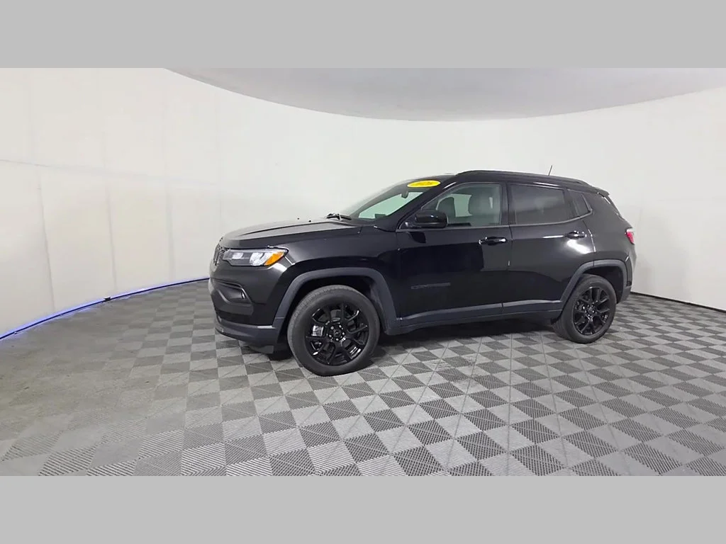 New 2026 Diamond Black Crystal Pearl-Coat Exterior Paint Jeep Latitude Altitude image 36