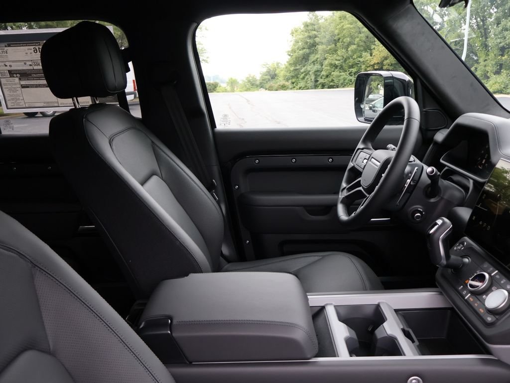 New 2026 Santorini Black Land Rover V8 image 8