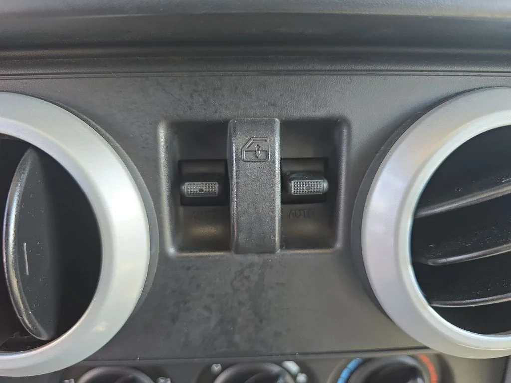 Used 2008 Green Jeep Sahara image 19